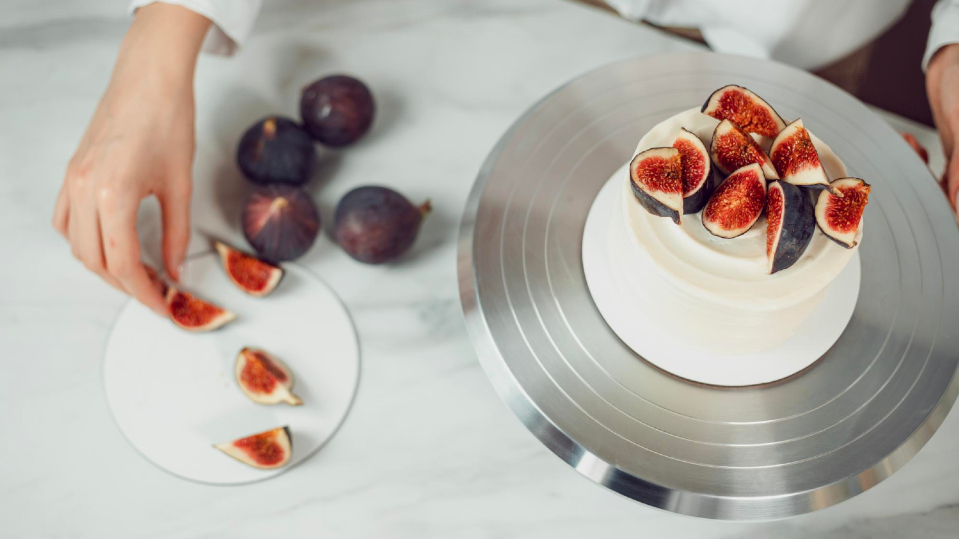 Comment choisir le meilleur plateau tournant pour vos créations sucrées ?